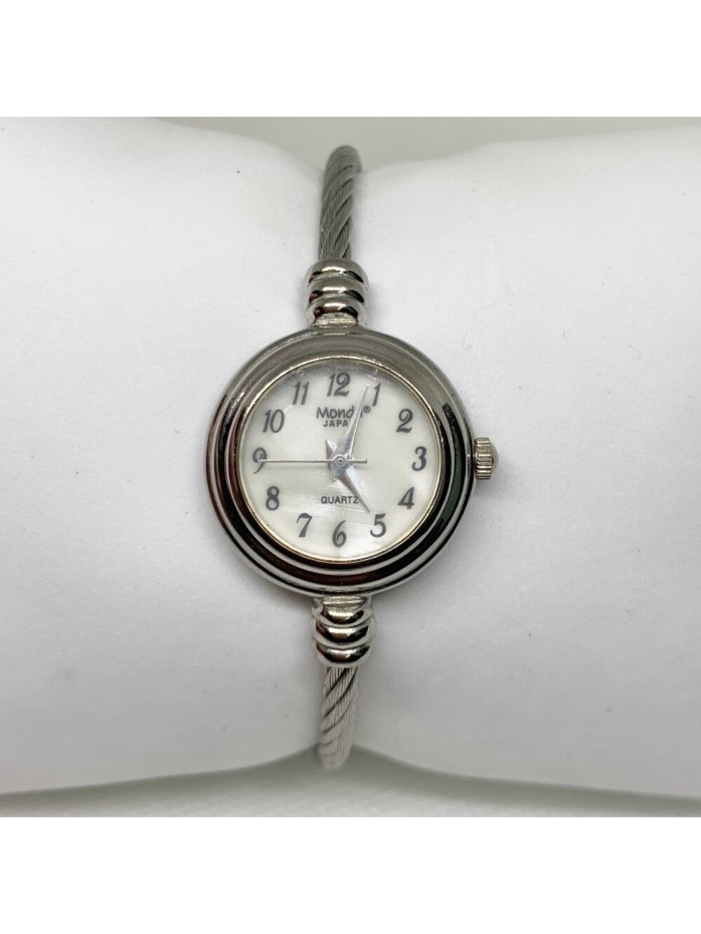 Vintage Mondu Japan silver tone women watch 22mm quartz analog up to 7” running